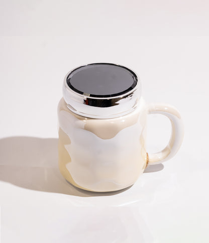 كوب سيراميك بتصميم هندسي مموج مع تدرج لوني فاتح، وغطاء محكم الإغلاق لحفظ الحرارة باللون الأصفر