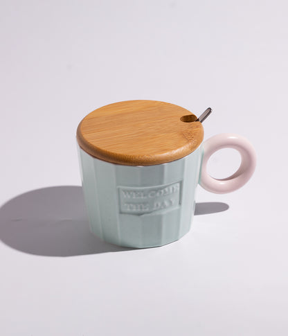 كوب سيراميك بعبارة «WELCOME THE DAY» مع غطاء خشبي وملعقة بلون أخضر