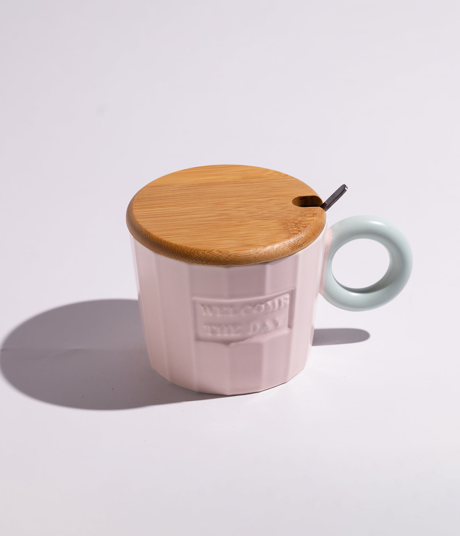 كوب سيراميك بعبارة «WELCOME THE DAY» مع غطاء خشبي وملعقة بلون وردي