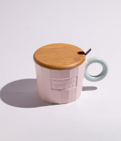 كوب سيراميك بعبارة «WELCOME THE DAY» مع غطاء خشبي وملعقة بلون وردي