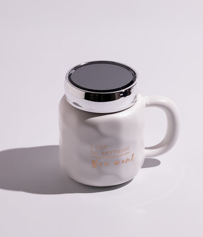 كوب سيراميك مزين بعبارات معبرة بتصميم أنيق، مع غطاء فضي محكم الإغلاق لحفظ الحرارة، باللون الأبيض