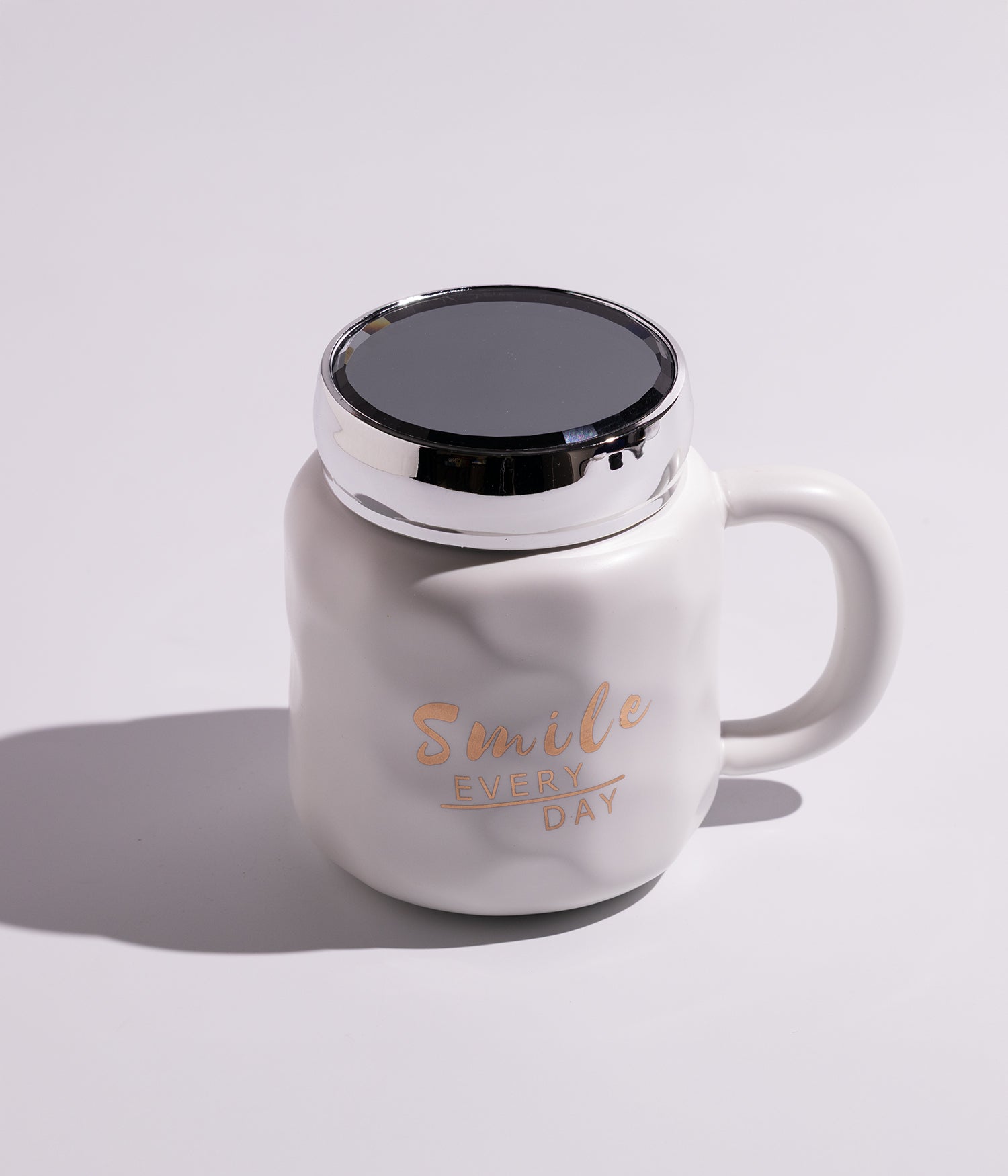 كوب سيراميك مزين بعبارات معبرة بتصميم أنيق، مع غطاء فضي محكم الإغلاق لحفظ الحرارة، باللون الأبيض
