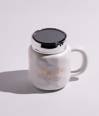كوب سيراميك مزين بعبارات معبرة بتصميم أنيق، مع غطاء فضي محكم الإغلاق لحفظ الحرارة، باللون الأبيض
