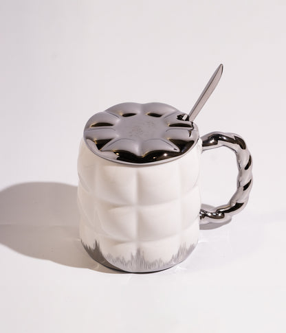 كوب سيراميك بلمسات فضية أسفل الكوب وعلى الغطاء والمقبض مع ملعقة باللون الأبيض