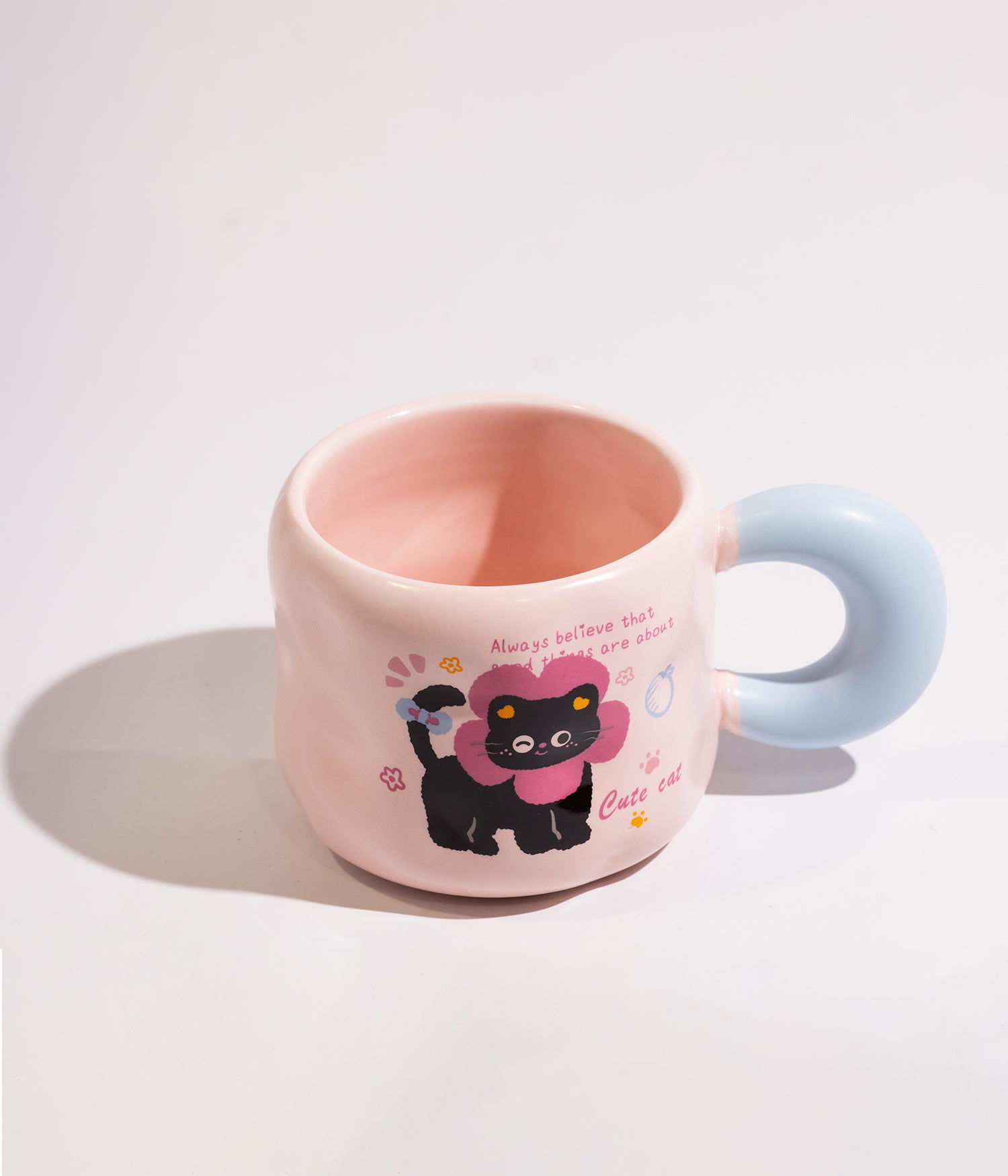 كوب سيراميك وردي برسمة قطة سوداء وغطاء أزرق مع ملعقة