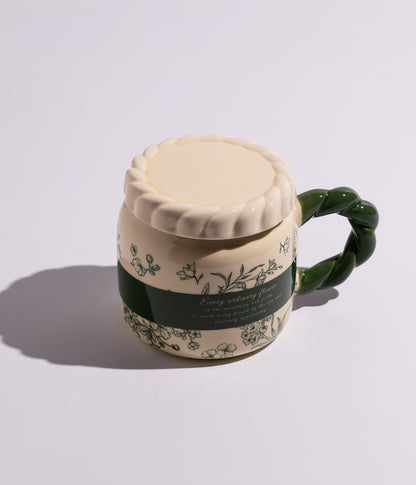 كوب مصنوع من السيراميك مزين بورود ملونة، مزود بمقبض أخضر وغطاء محكم الإغلاق، مناسب للاستخدام اليومي مع القهوة أو الشاي