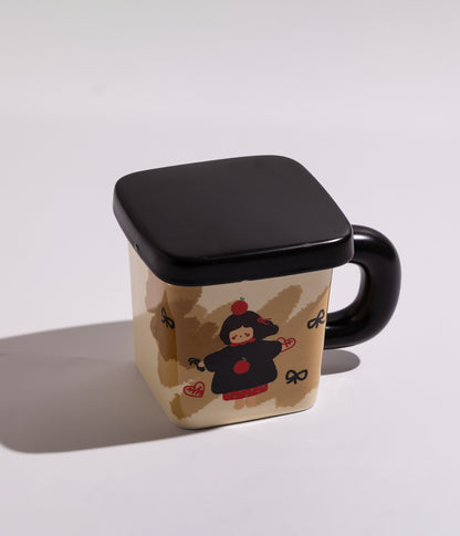 كوب من السيراميك مزين بشخصيات مرحة، مزود بغطاء أسود محكم الإغلاق، مناسب لتقديم المشروبات الساخنة