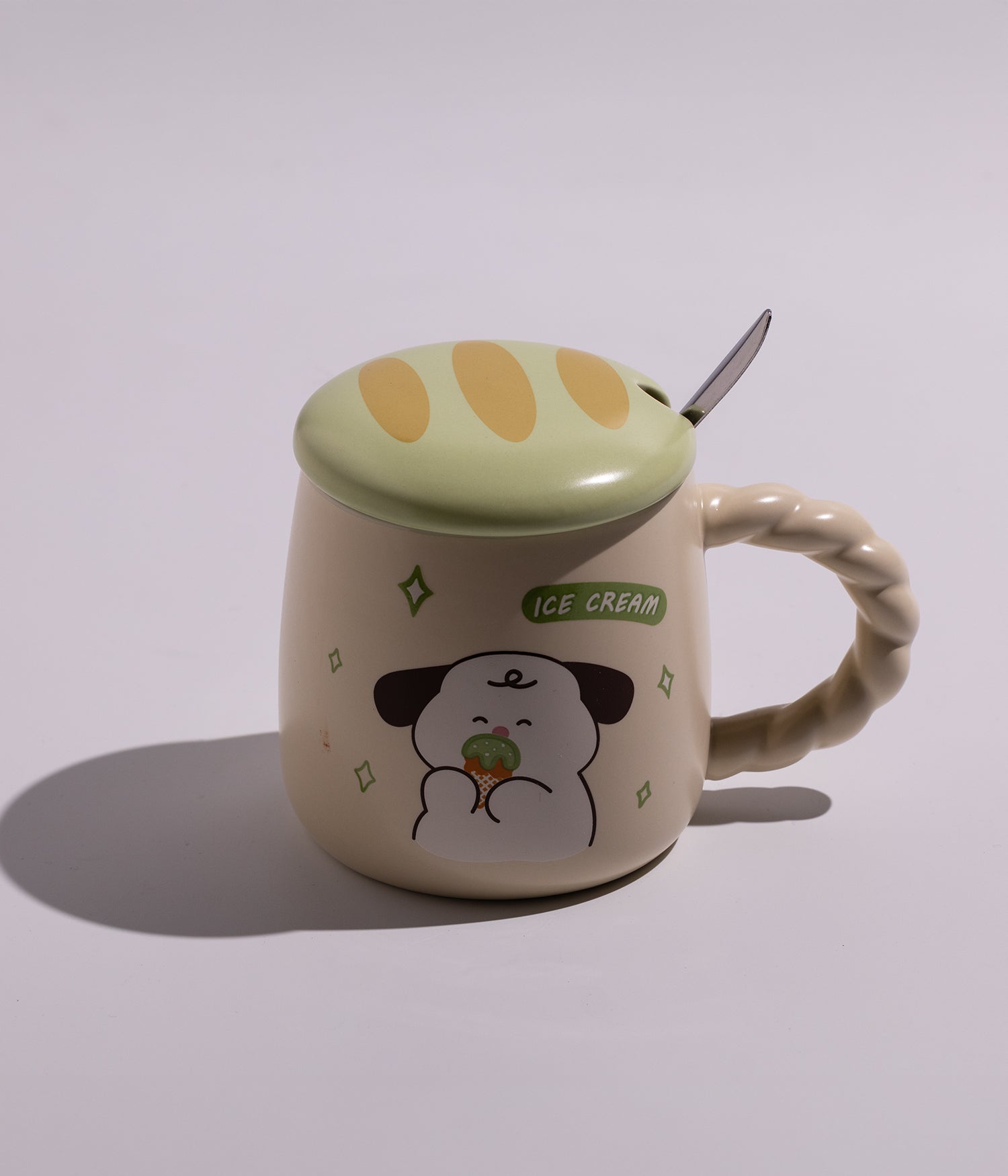 كوب سيراميكي مزين برسوم حيوانات أليفة لطيفة، يأتي مع غطاء أخضر وملعقة، مناسب للاستخدام اليومي ويضفي لمسة ممتعة على المشروبات