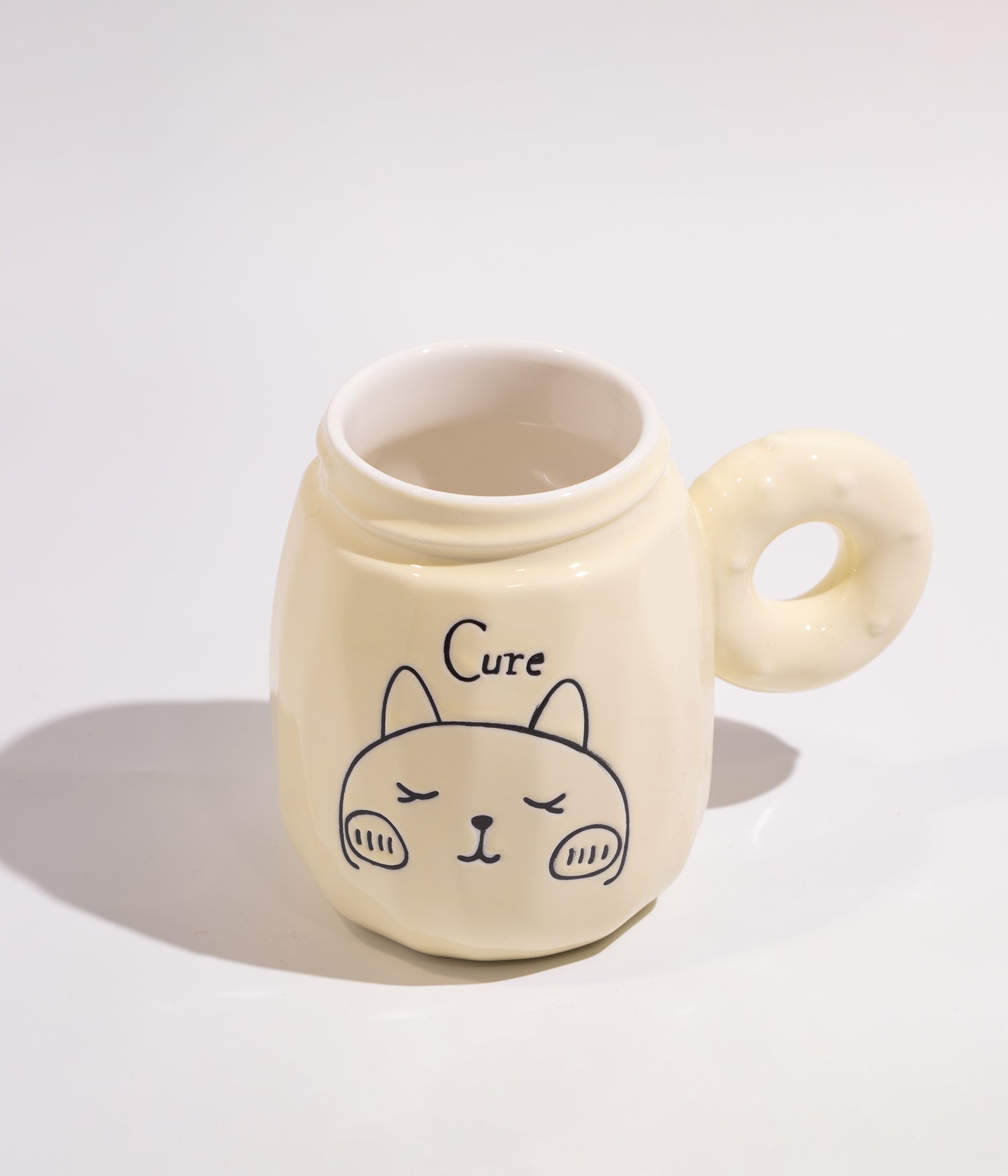 كوب سيراميك أصفر بتصميم وجه القطة النائمة مع غطاء محكم الاغلاق