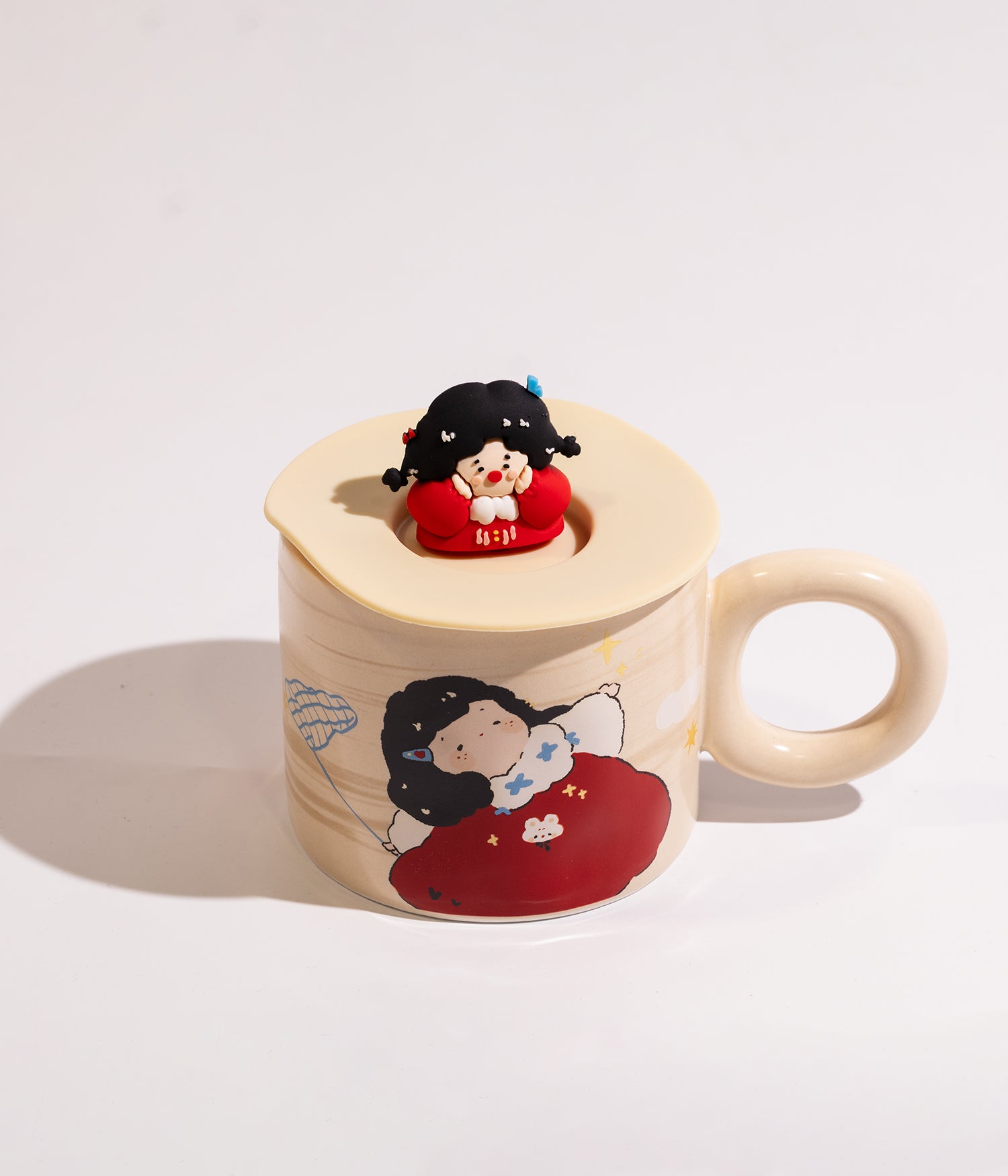 كوب مصنوع من السيراميك مع غطاء يحتوي على مجسم فتاة صغيرة مرحة، مناسب للاستخدام اليومي مع القهوة أو الشاي