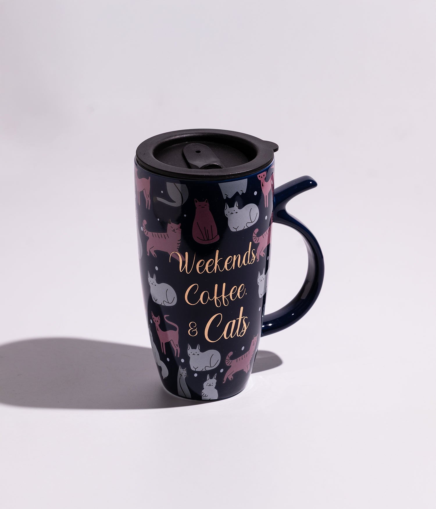 كوب سيراميك برسوم لطيفة مزوّد بغطاء اسود محكم الاغلاق