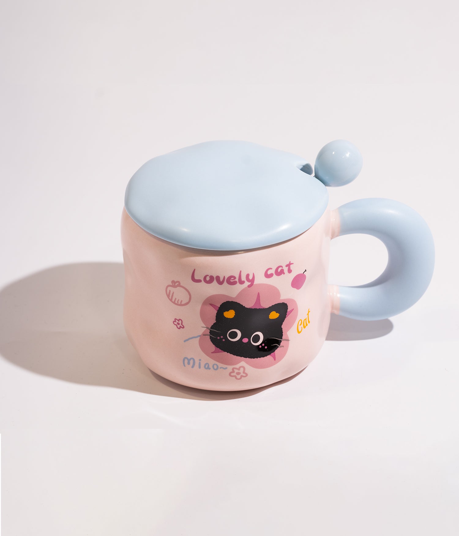 كوب سيراميك وردي برسمة قطة سوداء وغطاء أزرق مع ملعقة