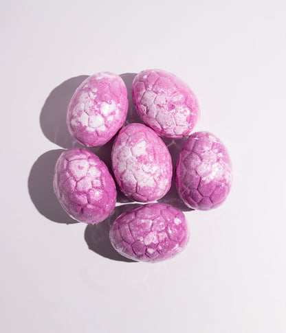 كرات استحمام فوّارة للأطفال مصممة على شكل بيضة ديناصور، مع لعبة مخفية بالداخل تضيف عنصر المرح والتشويق أثناء الاستحمام