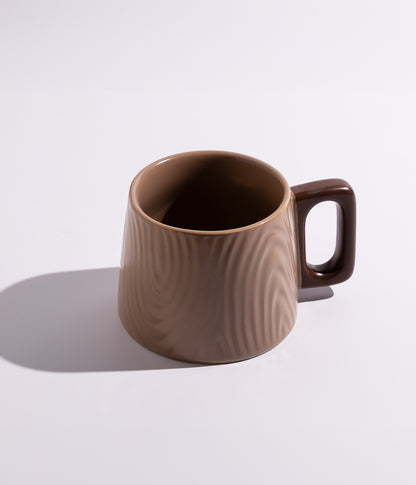 فنجان قهوة بتصميم كلاسيكي ومقبض عملي لون بني