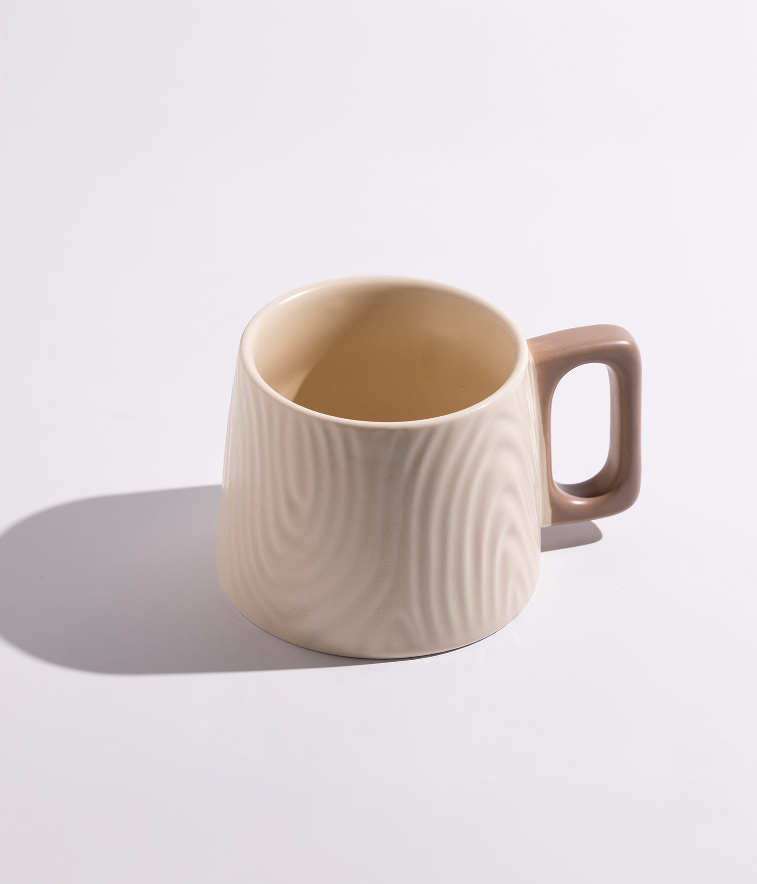 فنجان قهوة بتصميم كلاسيكي ومقبض عملي لون أبيض