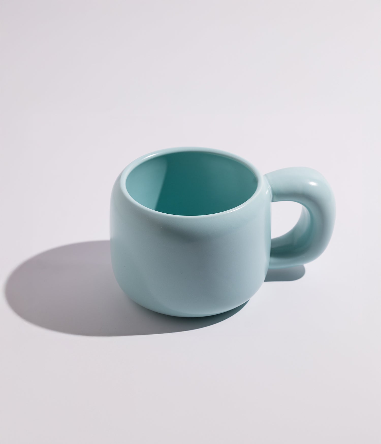 كوب قهوة سيراميك بتصميم كلاسيكي سادة وبألوان أنيقة، باللون الأزرق