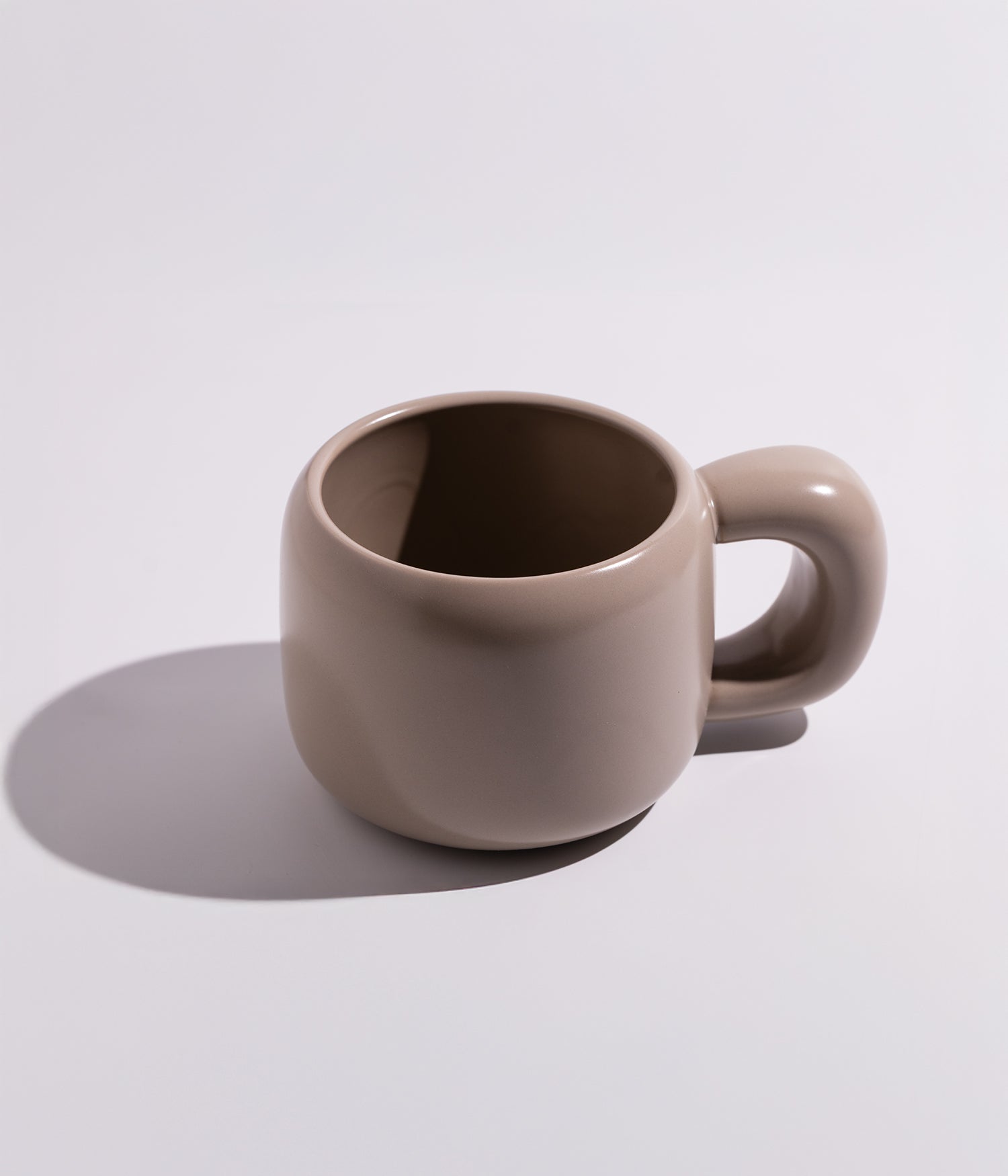 كوب قهوة سيراميك بتصميم كلاسيكي سادة وبألوان أنيقة، باللون البني