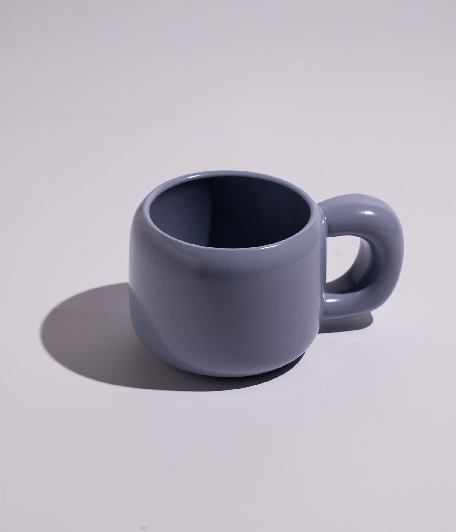 كوب قهوة سيراميك بتصميم كلاسيكي سادة وبألوان أنيقة، باللون الرمادي