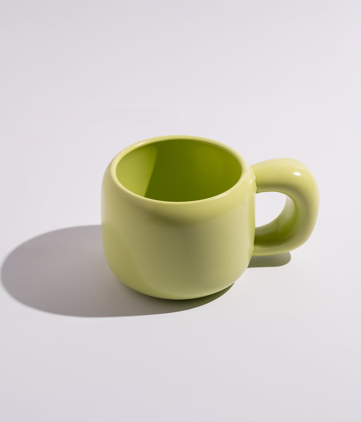 كوب قهوة سيراميك بتصميم كلاسيكي سادة وبألوان أنيقة، باللون الأخضر