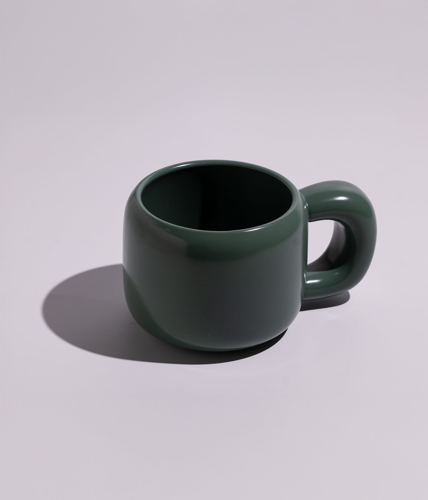 كوب قهوة سيراميك بتصميم كلاسيكي سادة وبألوان أنيقة، باللون الزيتي