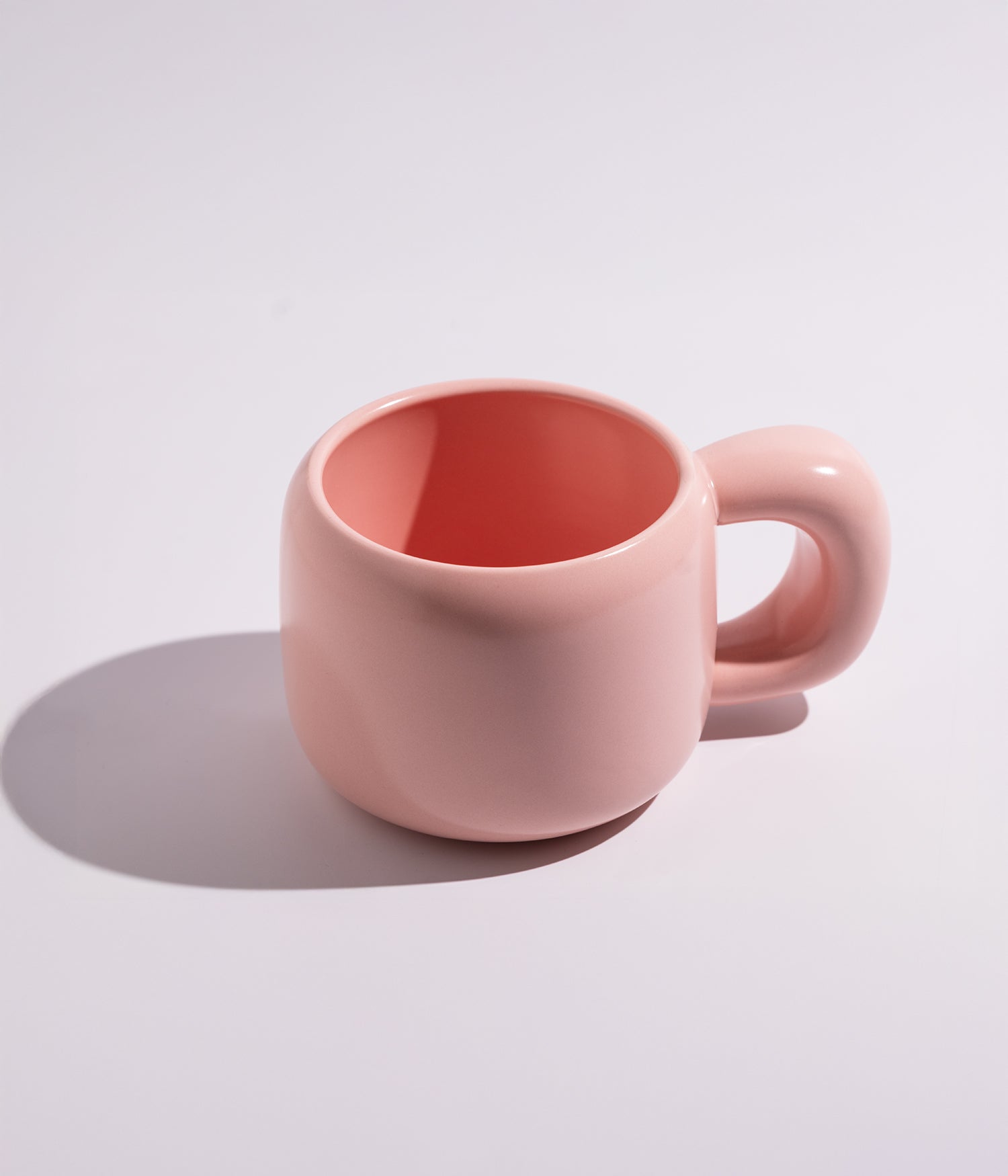 كوب قهوة سيراميك بتصميم كلاسيكي سادة وبألوان أنيقة، باللون البرتقالي