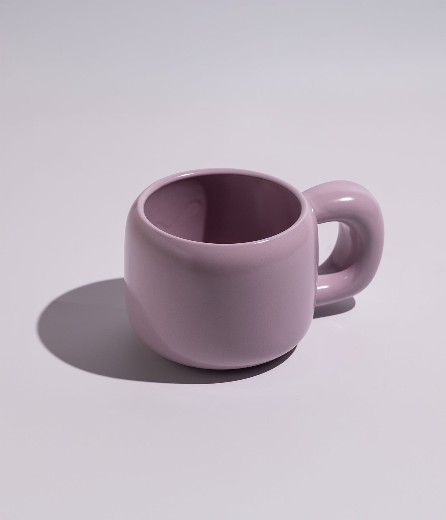 كوب قهوة سيراميك بتصميم كلاسيكي سادة وبألوان أنيقة، باللون الوردي