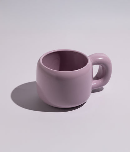 كوب قهوة سيراميك بتصميم كلاسيكي سادة وبألوان أنيقة، باللون الوردي