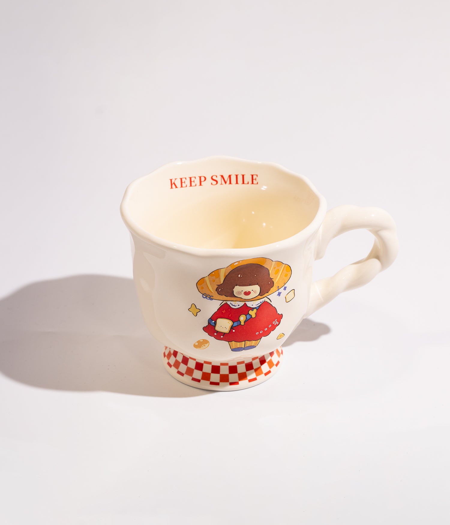 فنجان سيراميك بتصميم كلاسيكي قديم وبرسومات حمراء اللون مختلفة