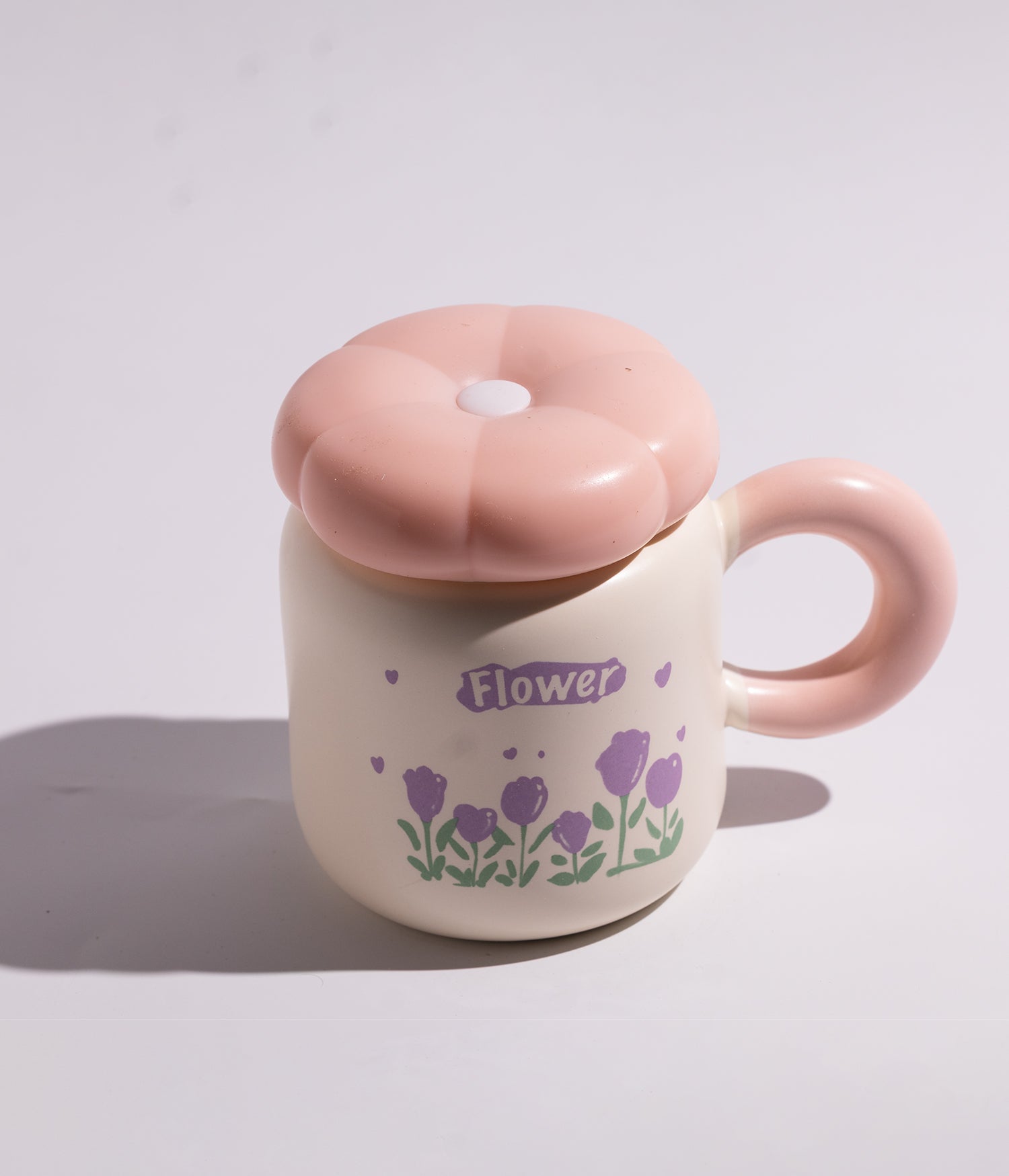 كوب سيراميكي مزخرف بورود ملونة متعددة، مزود بغطاء على شكل وردة يحافظ على حرارة المشروبات، مناسب للاستخدام اليومي