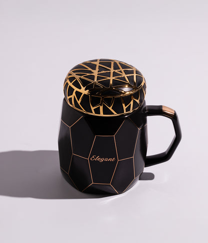 كوب من السيراميك باللون الأسود الداكن مزين بخطوط ذهبية أنيقة على الغطاء، مثالي لتقديم المشروبات الساخنة