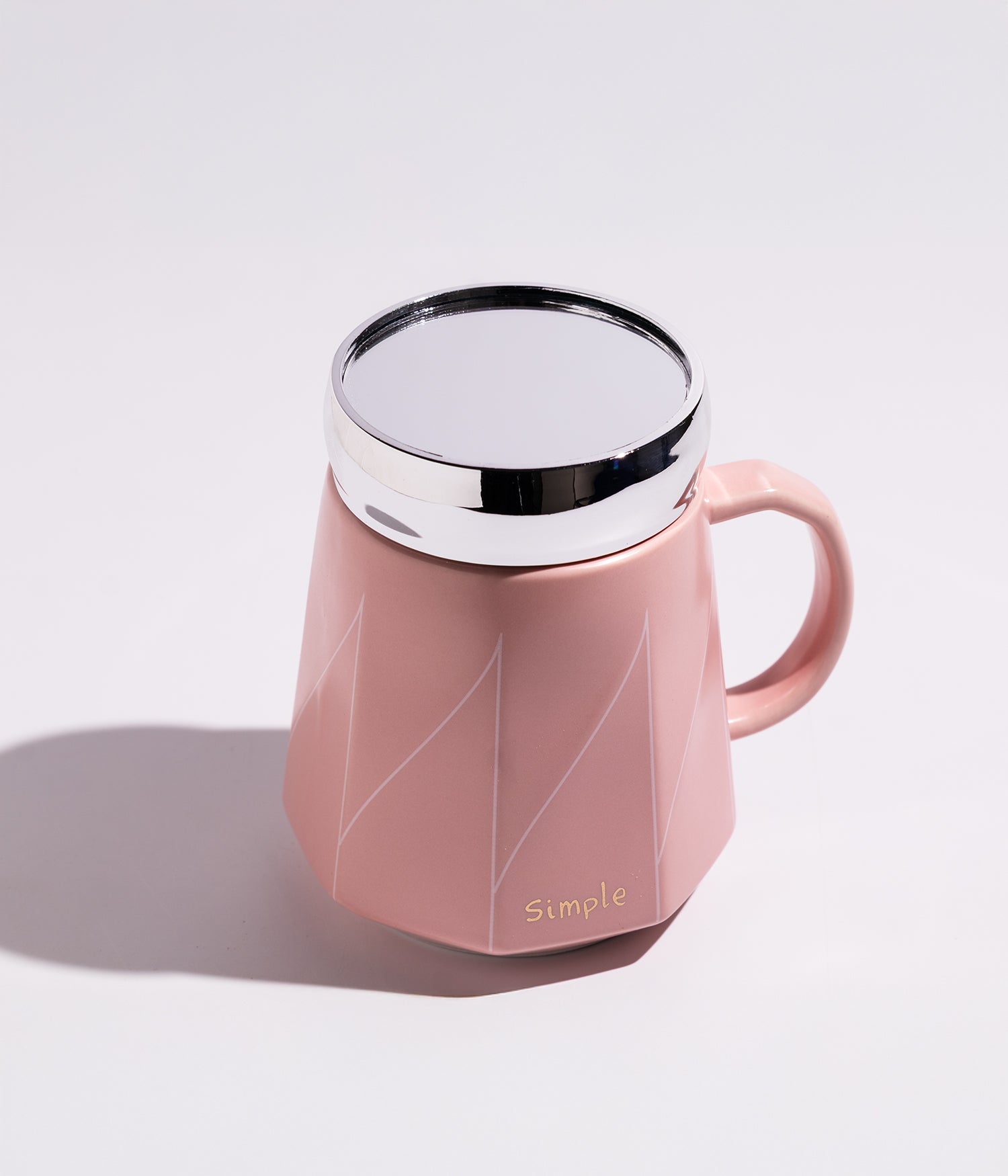 كوب سيراميكي باللون الوردي  مزين بخطوط أنيقة، مزود بغطاء محكم الإغلاق، مناسب للاستخدام اليومي مع القهوة أو الشاي