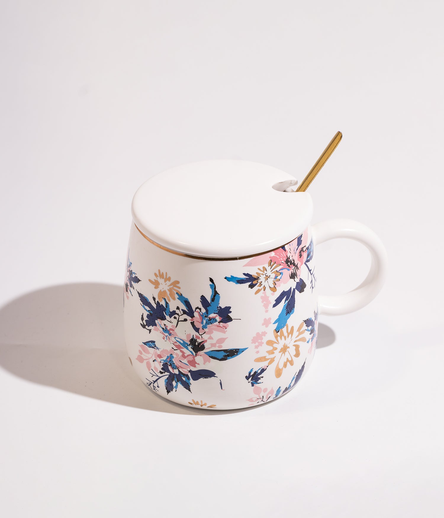 كوب من السيراميك مزين بنقوش ورود ملونة، يحتوي على غطاء لحفظ الحرارة وملعقة، مناسب لتقديم القهوة أو المشروبات الساخنة