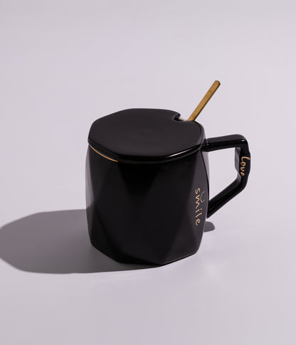 كوب سيراميك بتصميم أنيق مزين بلمسة ذهبية، مع غطاء وملعقة، وعبارة SMILE مكتوبة باللون الذهبي، باللون الأسود