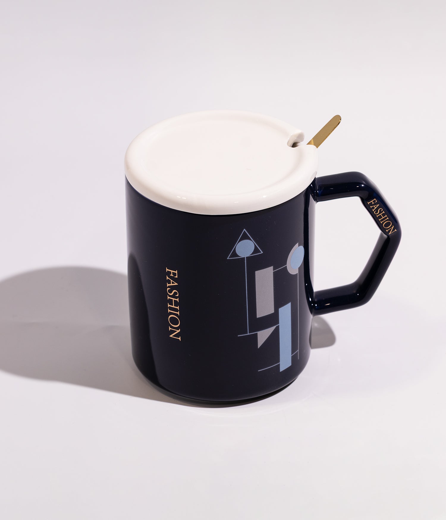 كوب سيراميك أنيق برسومات هندسية وعبارة «موضة» مع غطاء وملعقة بلون أسود
