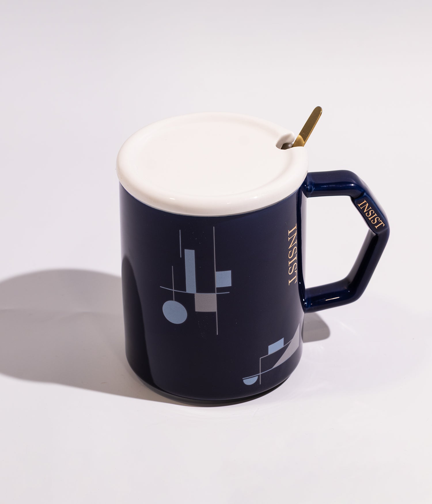 كوب سيراميك أنيق برسومات هندسية وعبارة «اصرار» مع غطاء وملعقة بلون أسود