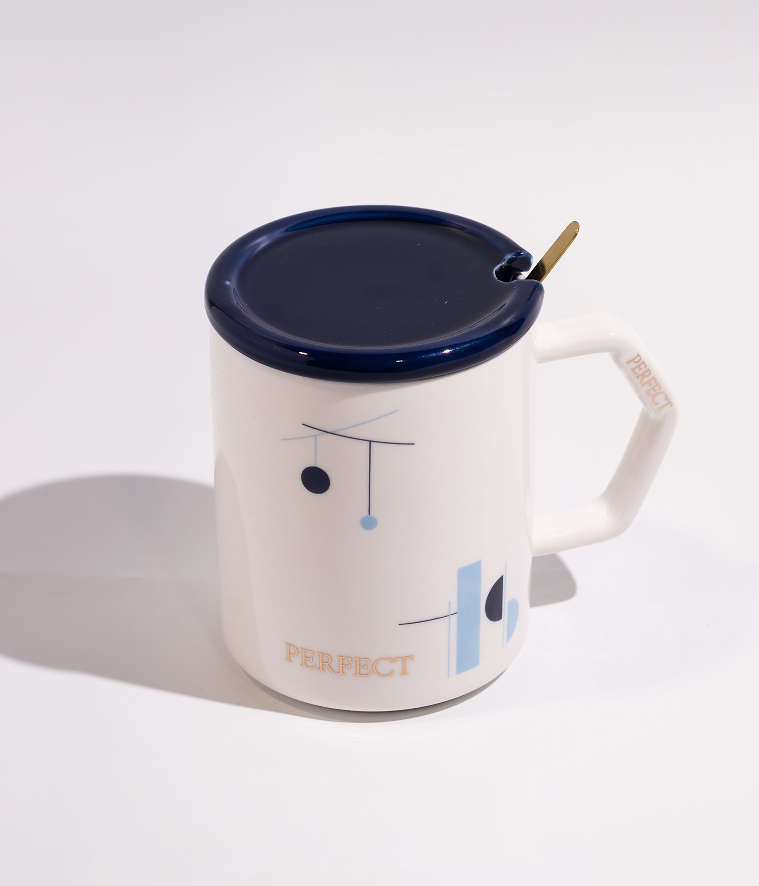 كوب سيراميك أنيق برسومات هندسية وعبارة «مثالي» مع غطاء وملعقة بلون أبيض