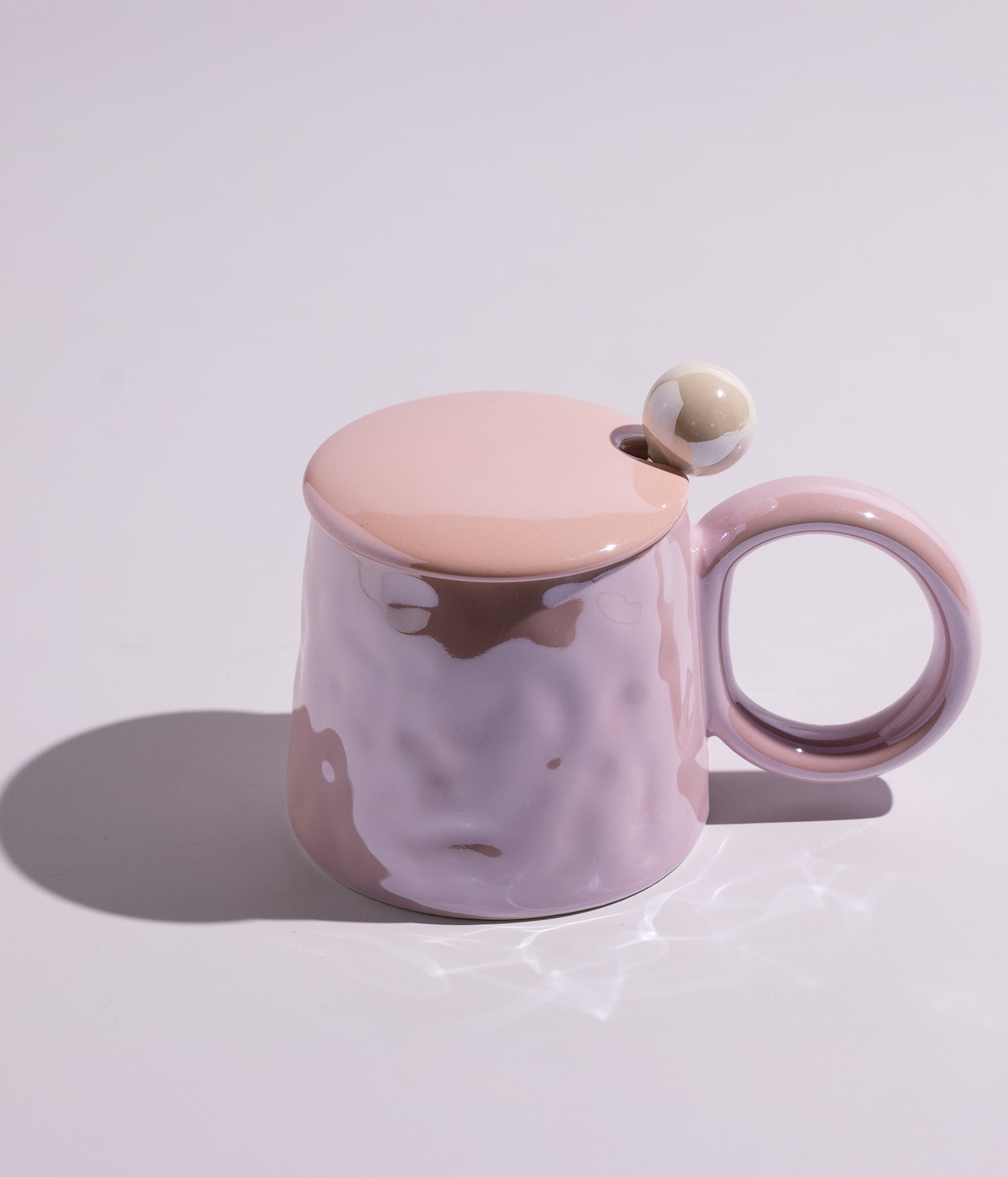 كوب سيراميك أنيق وبسيط بمقبض واسع، مع غطاء وملعقة، باللون الوردي