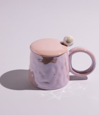 كوب سيراميك أنيق وبسيط بمقبض واسع، مع غطاء وملعقة، باللون الوردي