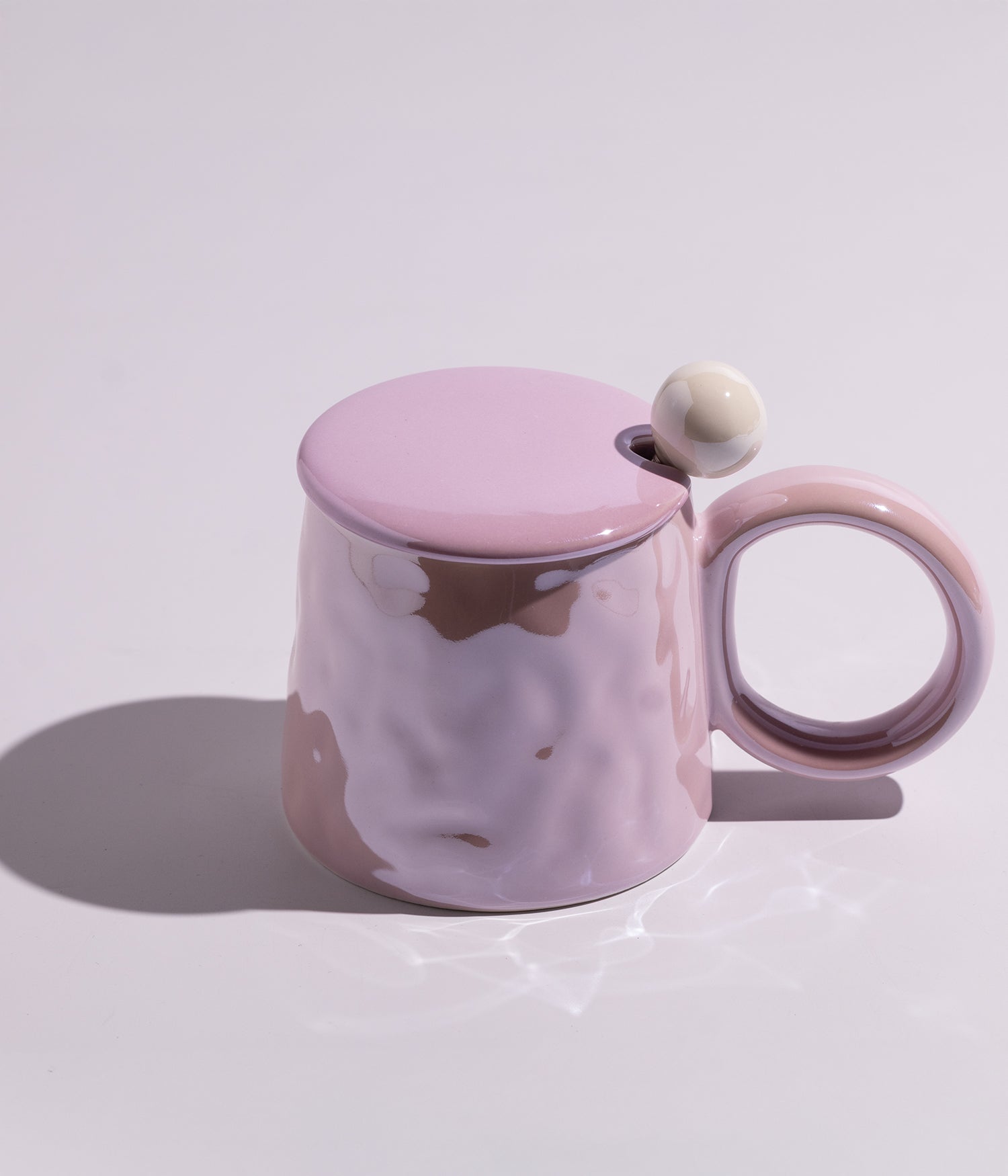 كوب سيراميك أنيق وبسيط بمقبض واسع، مع غطاء وملعقة، باللون البنفسجي