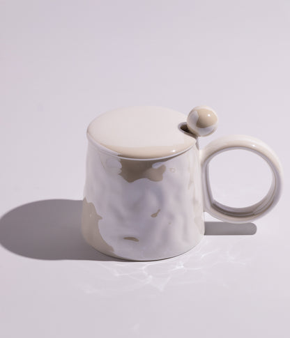كوب سيراميك أنيق وبسيط بمقبض واسع، مع غطاء وملعقة، باللون الأبيض
