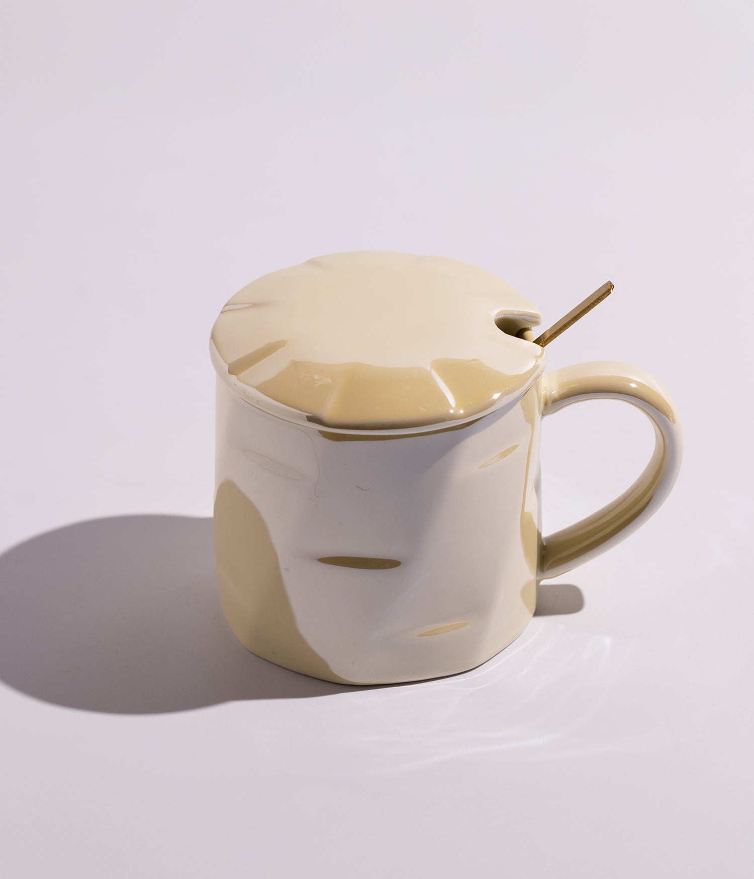 كوب قهوة سيراميك أنيق سادة بألوان زاهية، مع غطاء وملعقة، باللون الأصفر