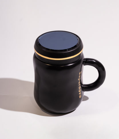 كوب سيراميك سادة أنيق بغطاء أزرق محكم الإغلاق لحفظ الحرارة مع خط ذهبي أنيق، باللون الأسود