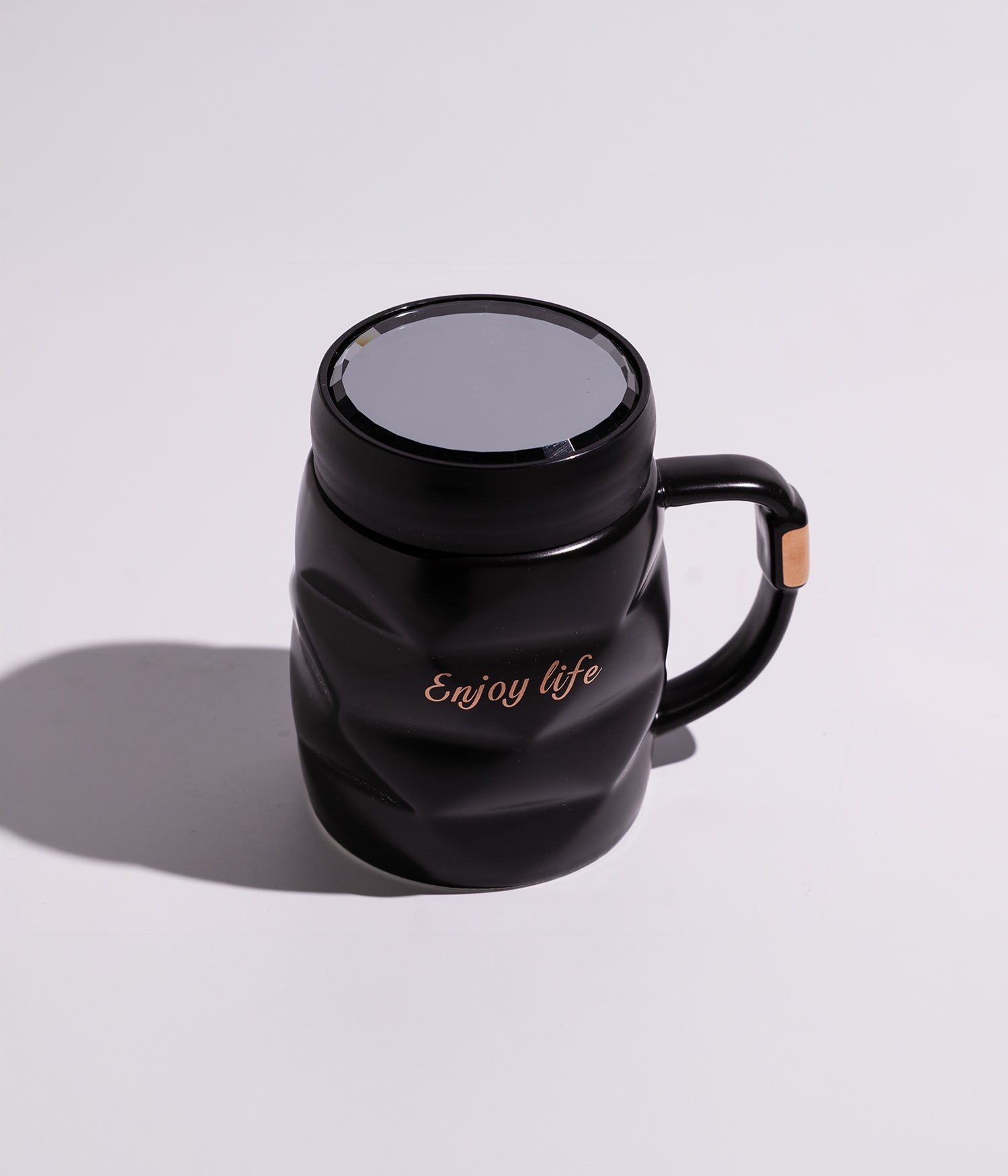 كوب سيراميك سادة أنيق باللون الأسود مع غطاء محكم الإغلاق لحفظ الحرارة، مزين بعبارة ENJOY LIFE باللون الذهبي