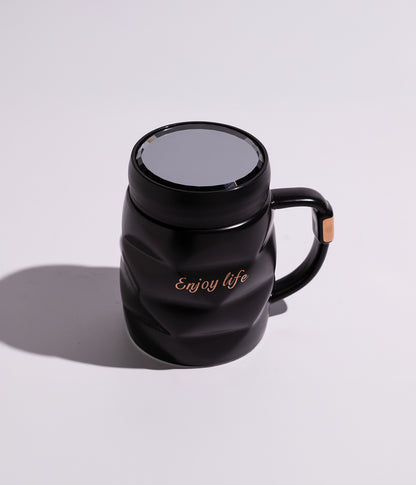 كوب سيراميك سادة أنيق باللون الأسود مع غطاء محكم الإغلاق لحفظ الحرارة، مزين بعبارة ENJOY LIFE باللون الذهبي