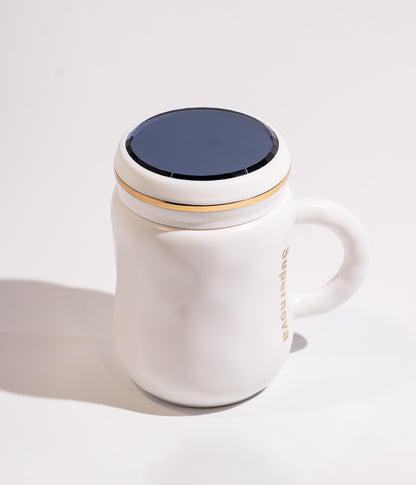 كوب سيراميك سادة أنيق بغطاء أزرق محكم الإغلاق لحفظ الحرارة مع خط ذهبي أنيق، باللون الأبيض