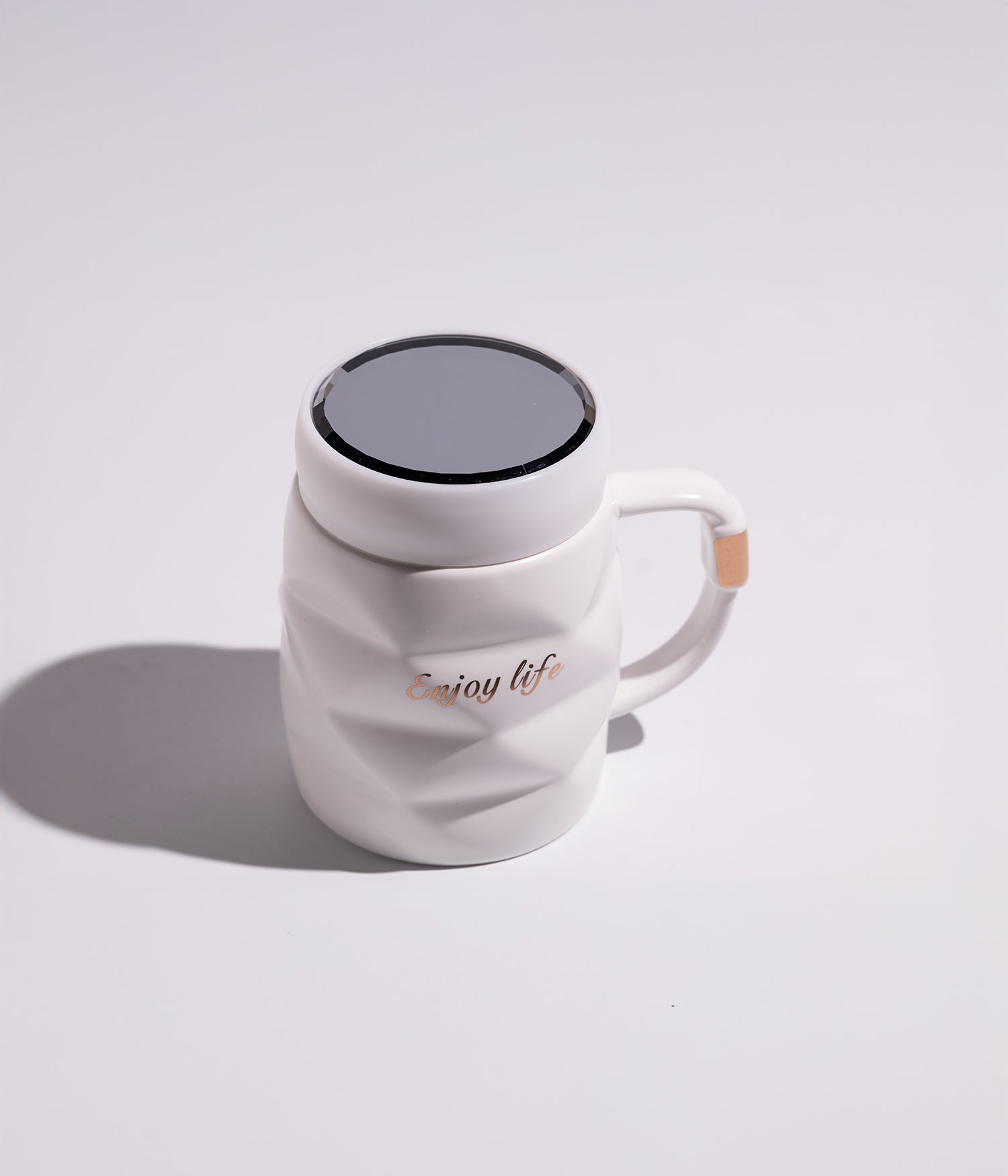 كوب سيراميك سادة أنيق باللون الأبيض مع غطاء محكم الإغلاق لحفظ الحرارة، مزين بعبارة ENJOY LIFE باللون الذهبي