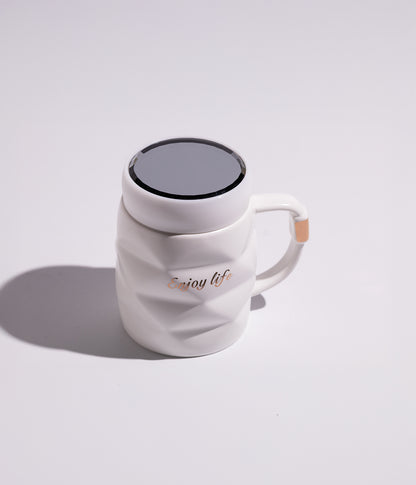 كوب سيراميك سادة أنيق باللون الأبيض مع غطاء محكم الإغلاق لحفظ الحرارة، مزين بعبارة ENJOY LIFE باللون الذهبي