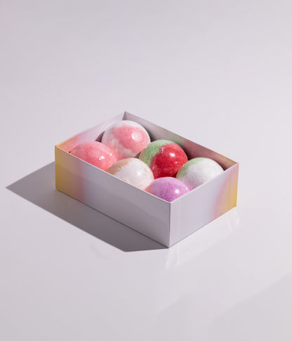 كرات فوّارة للاستحمام والاسترخاء غنية بالزيوت العطرية وزبدة مرطبة، تساعد على العناية بالبشرة ومنح تجربة استحمام مريحة وناعمة