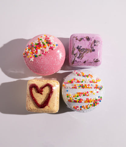 كرات فوّارة للاستحمام بتركيبة ناعمة من الزيوت العطرية وزبدة مرطبة، تمنح البشرة نعومة ولمسة عطرية مريحة مع تجربة استحمام مهدئة
