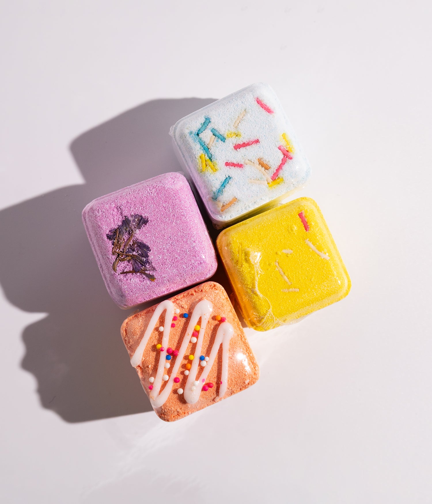 كرات فوّارة مخصصة للاستحمام بلمسة استرخاء، مصممة على هيئة كيك وبألوان متنوعة وروائح منعشة تضيف متعة وانتعاش أثناء الاستخدام